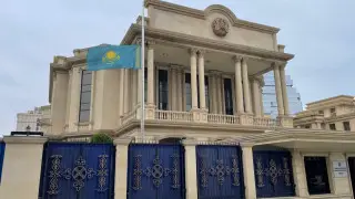 “Союзники не на словах, а на деле“: посольство Казахстана в Баку приспустило флаг