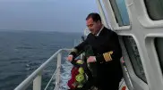 Траурная церемония в Актау: моряки спустили венки в Каспий в память о погибших