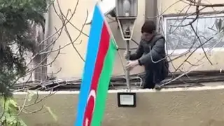 “Крушение самолета близ Актау“: жители Баку подняли флаг у подъезда капитана Кшнякина