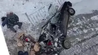 Водитель и пассажир чудом выжили после падения авто с моста в Актюбинской области