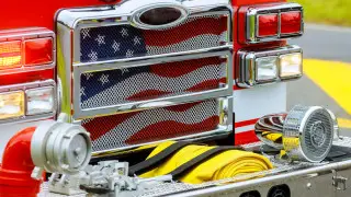 Пассажиры и спасатели пострадали при столкновении поезда с пожарной машиной в США