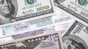 Рубль продолжает падать по отношению к доллару