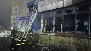 Более трех часов тушат спасатели сильный пожар в Петропавловске