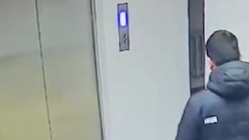 Житель Астаны выбил дверь лифта / Кадры из видео