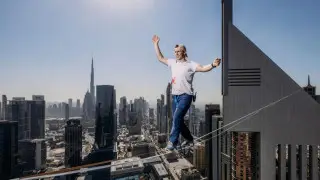 В Дубае канатоходец выполнил трюк на высоте более 200 метров