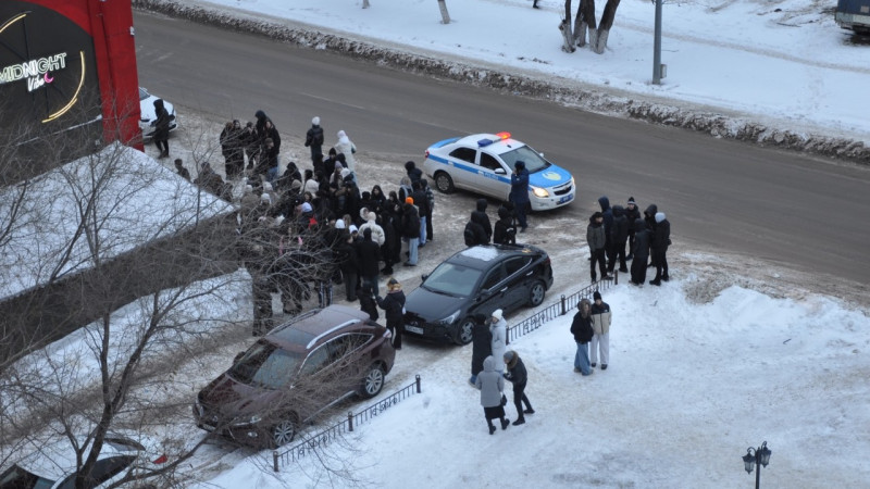 Полиция у ночного клуба в Петропавловске  / Фото ©️ Турар Казангапов