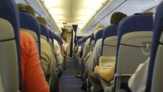 От наглого фокусника до любителя маникюра: туристы назвали худших попутчиков в самолетах