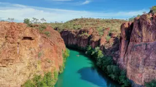 Мужчина выжил после падения с 20-метровой скалы при исследовании пещеры