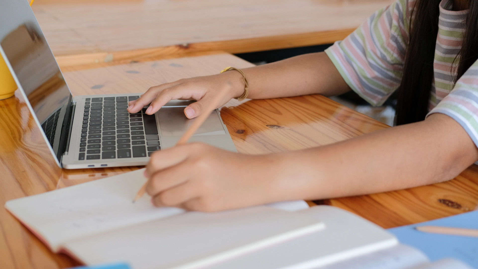 Учащихся второй смены перевели на удаленку в нескольких областях 24 января