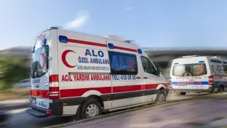 Жилой дом рухнул в Турции, несколько человек остались под завалами