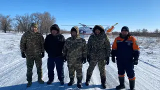 Вертолет подняли в воздух для поиска пропавших мужчин в Жетысу