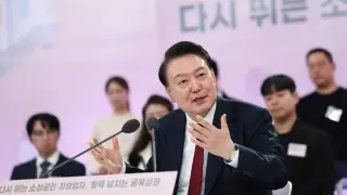 Президенту Южной Кореи официально предъявили обвинение