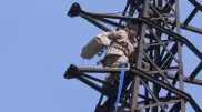 “За что меня уволили?“: бывший полицейский снова залез на опору ЛЭП