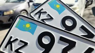 Новый стандарт? Необычный госномер заметили на авто в Алматы