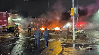 Самолет рухнул на жилой квартал в США - на борту находились шесть человек