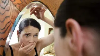 Почему нельзя выдергивать седые волосы