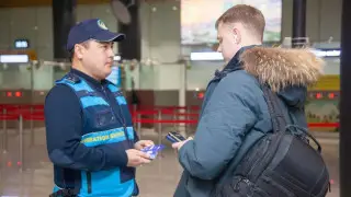 Иностранцам в Казахстане выдают QR-карты с важной информацией