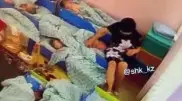 Жесткие методы воспитания в детском саду попали на видео