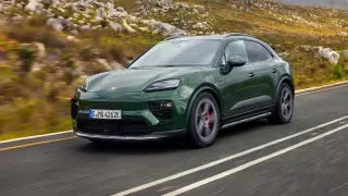 Porsche возвращается к бензиновым двигателям: причины