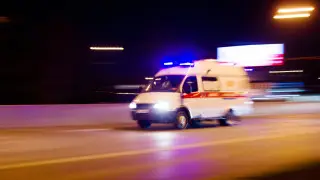 Скорая вывозит пострадавших с места пожара в Москве