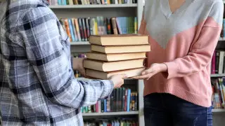 Повысить зарплаты некоторым категориям казахстанцев предложила депутат