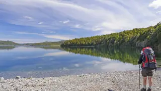 Уникальное место: почему туристы вытирают обувь перед посещением этого озера