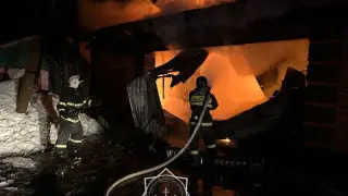 Гараж, магазин и хозблок загорелись во дворе частного дома в области Абай