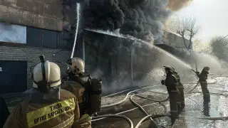 В Алматы потушили крупный пожар около Grand Park