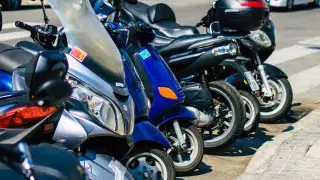 Нужно ли обновлять водительские права для езды на мопеде