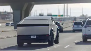 Сервис Tesla отремонтировал Cybertruck с помощью обычного скотча