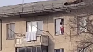 В шаге от трагедии: ребенок в окне напугал жителей Талдыкоргана