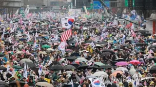 Люди вышли на массовые митинги в Сеуле