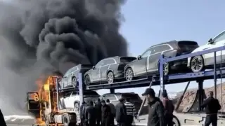 Автовоз с новыми машинами загорелся на трассе Алматы-Бишкек