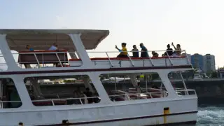 Паника в море: с горящего туристического корабля спрыгнули 92 пассажира в Колумбии