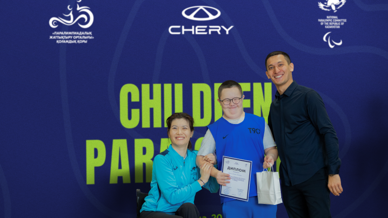 Меруерт Тлебалды, советник министра туризма и спорта РК, 
Құрмаш Дамирхан, юный параспортсмен, Абдусаид Назаров, исполнительный директор фонда развития спорта "Каспий". Фото: Chery.