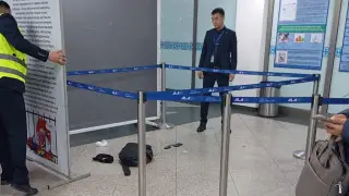 Нож, 2 телефона, рюкзак: как выглядит место захвата заложницы в аэропорту Алматы
