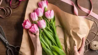 Казахстанки массово распродают цветы и подарки после 8 марта