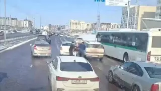 Водители устроили драку на дороге в Астане