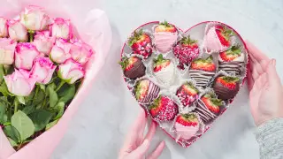 Сколько заработали продавцы цветов и клубники на 8 марта, узнали в сети