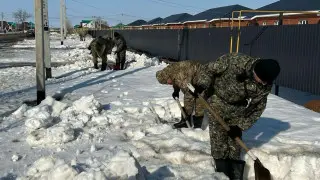 Весна близко: гвардейцы чистят снег, чтобы предотвратить паводки в Казахстане