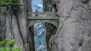 “Сказочный мост“ в Китае стал испытанием смелости для туристов