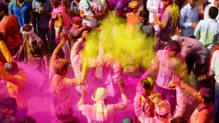 “Разноцветные лица и блюда“: как отмечают самый яркий праздник в Индии