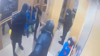 Набросился в лифте с ножом в Астане: мама пострадавшего мальчика рассказала о его состоянии