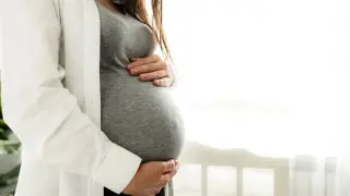 “Не стригись, не сиди на пороге“: врач разоблачил мифы о беременности