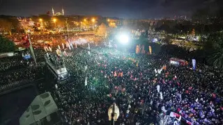 Полиция распылила слезоточивый газ перед протестующими в Стамбуле