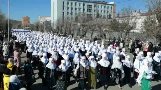 Рекорд по шествию женщин в белых кимешеках установили в Кокшетау