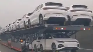 Гигантский китайский автовоз удивил пользователей сети. Видео