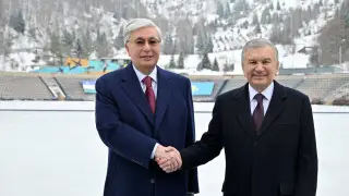 Токаев и Мирзиеев посетили комплекс “Медеу“