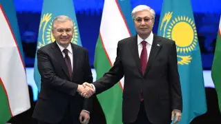 “Мы являемся союзниками“: Токаев и Мирзиеев провели неформальную встречу в Алматы