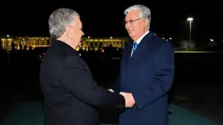 Токаев проводил президента Узбекистана в аэропорту Алматы